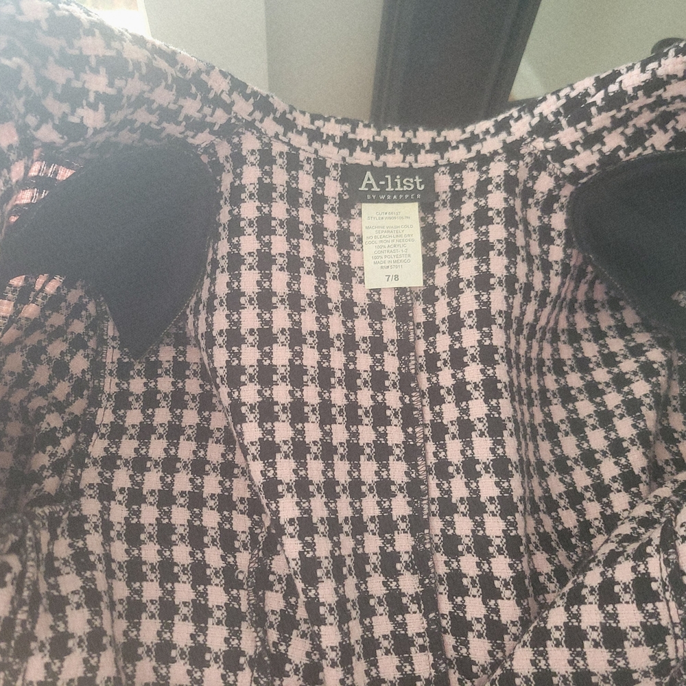 Elegant Women's Pink and Black Houndstooth Blazer - Picture 5 of 7